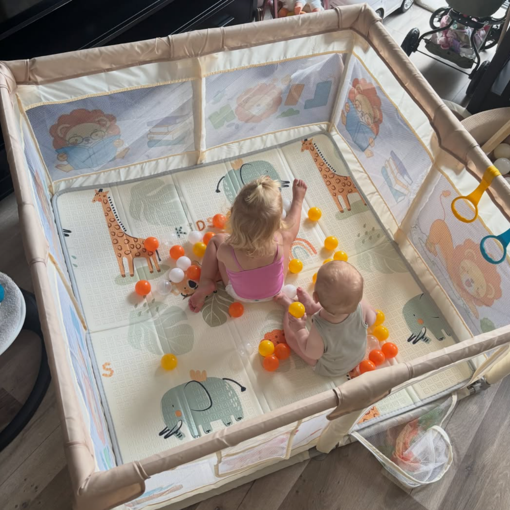 Twee kinderen spelen samen in een grondbox bij de kinderopvang