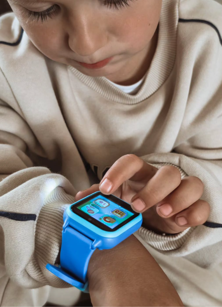 Jongen van vijf bedient zelf zijn kinderhorloge